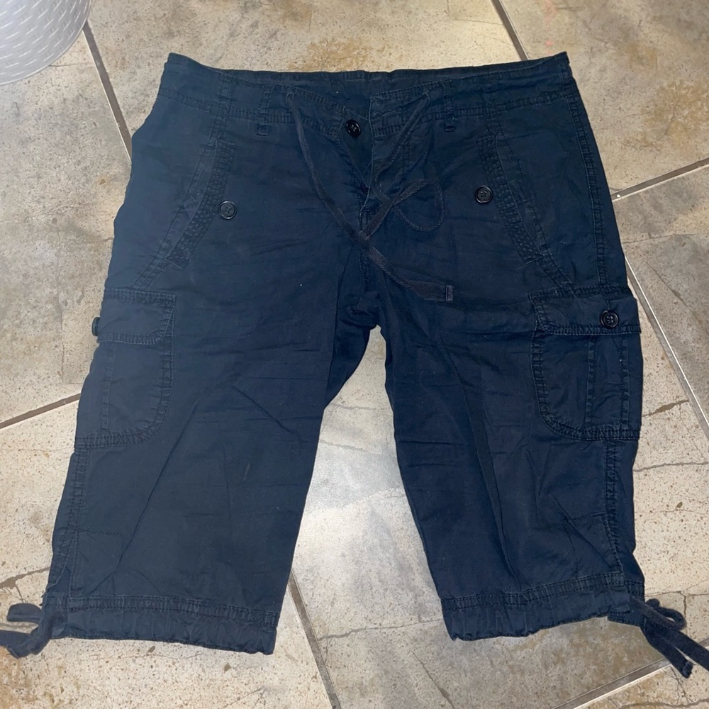 Black capri cargos